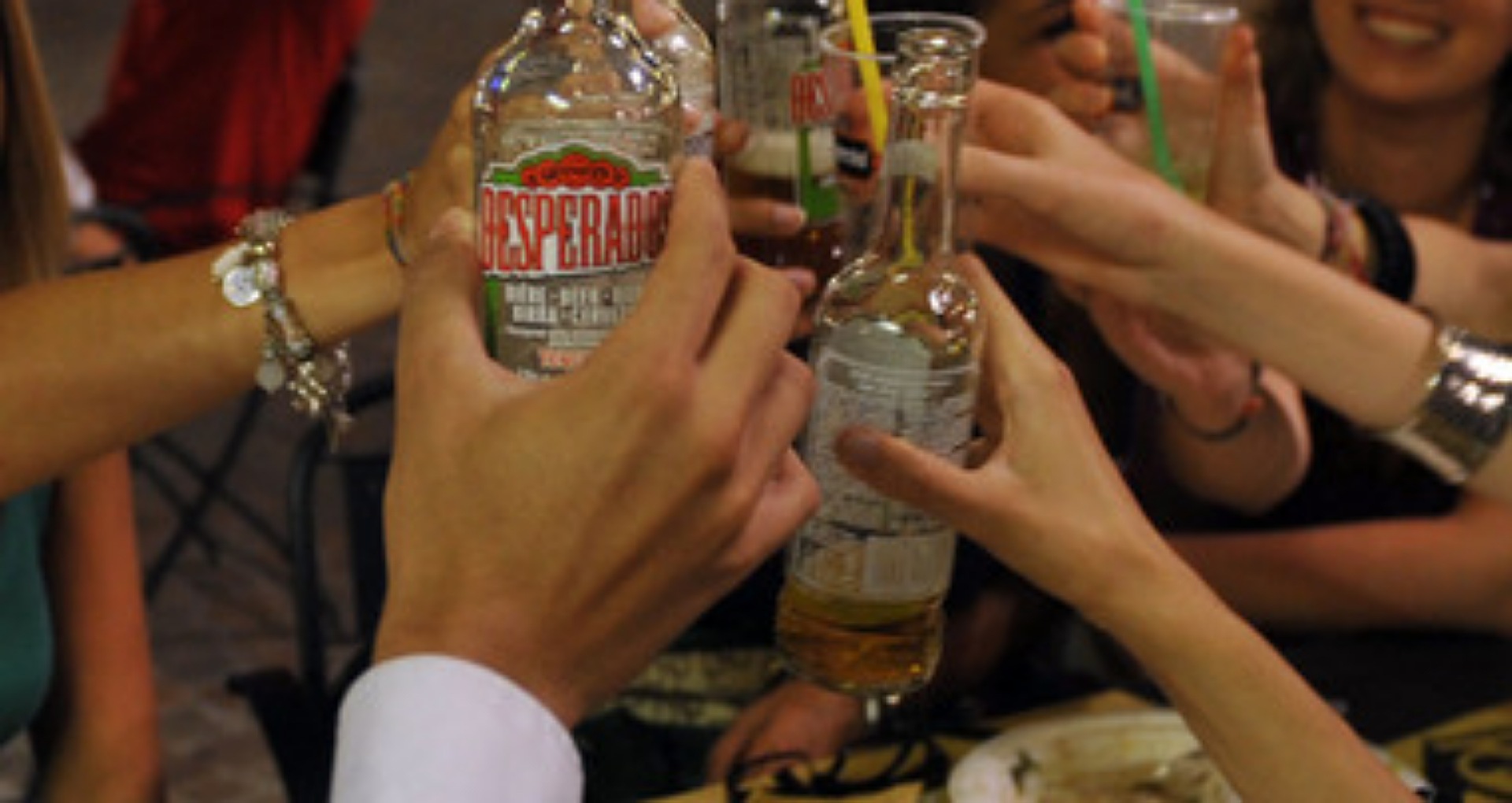 Serve alcol a sette minorenni: denunciato