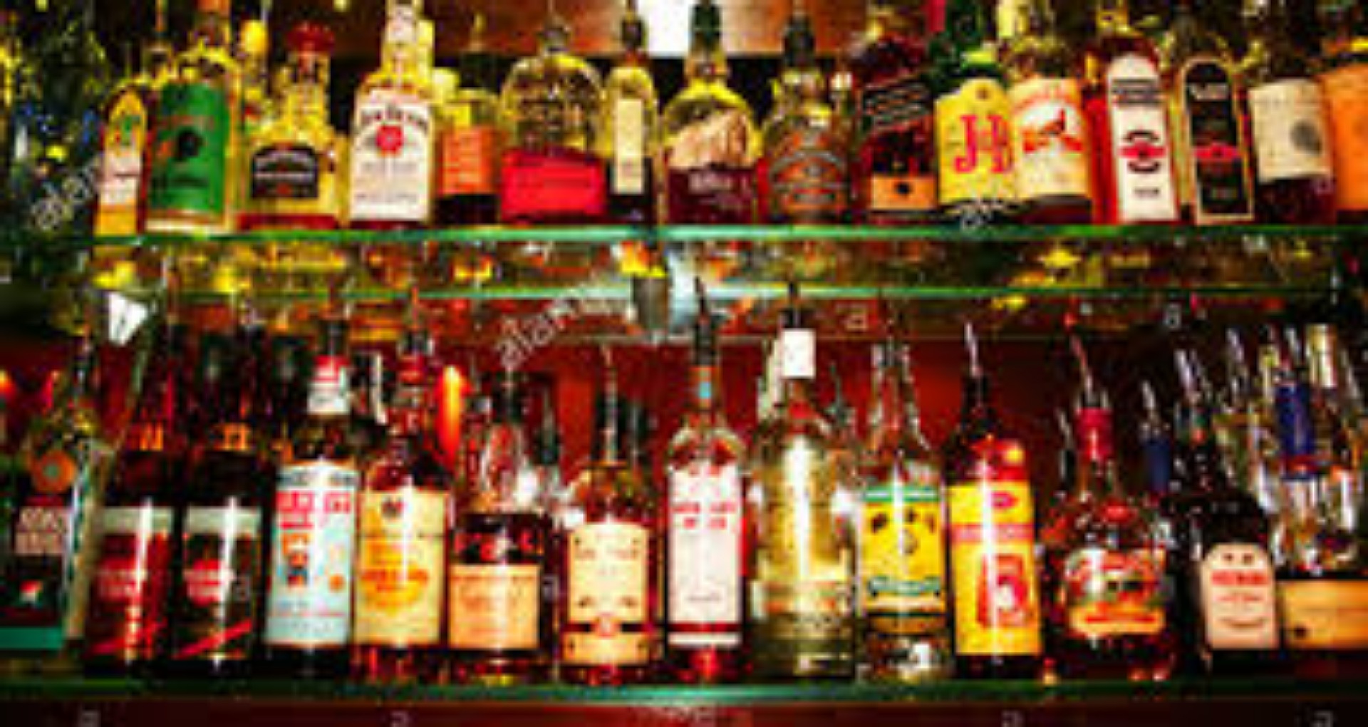 Entra in un bar con sbarra di ferro e tenta di colpire clienti: denunciato