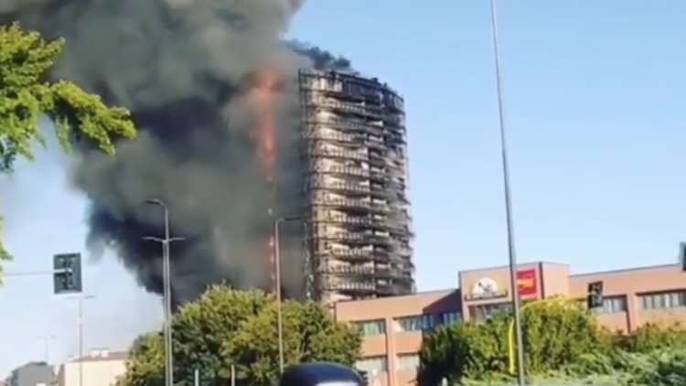 Torre del Moro avvolta dalle fiamme: ancora in fase di spegnimento