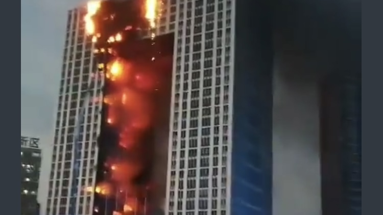 Inferno di fuoco in Cina: imponente incendio in un grattacielo residenziale