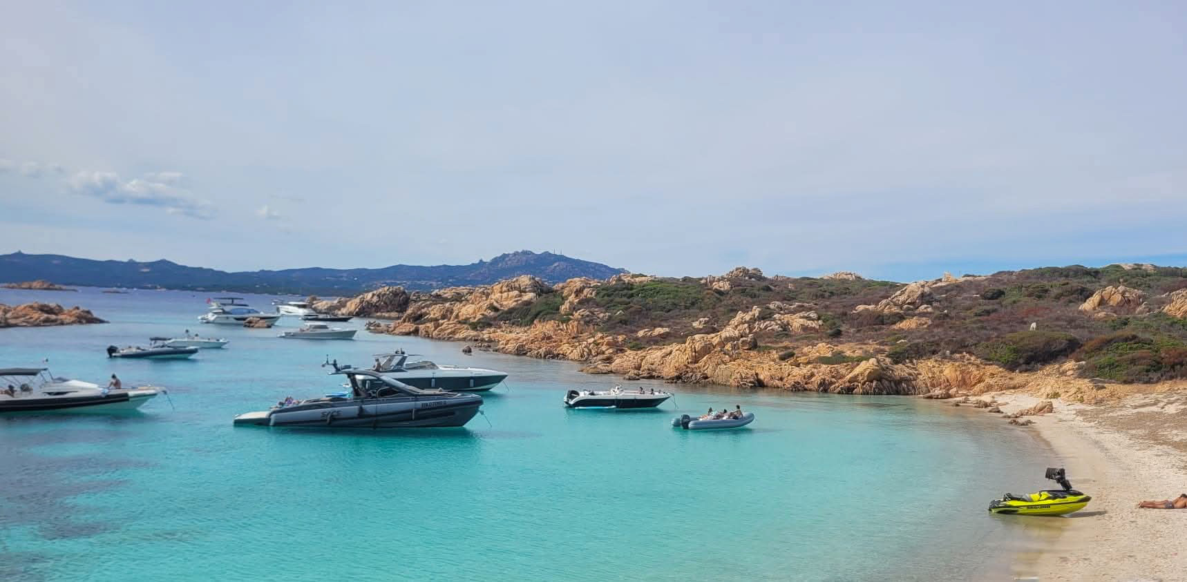 Isola di Mortorio, l’estate dei cafoni e degli esibizionisti