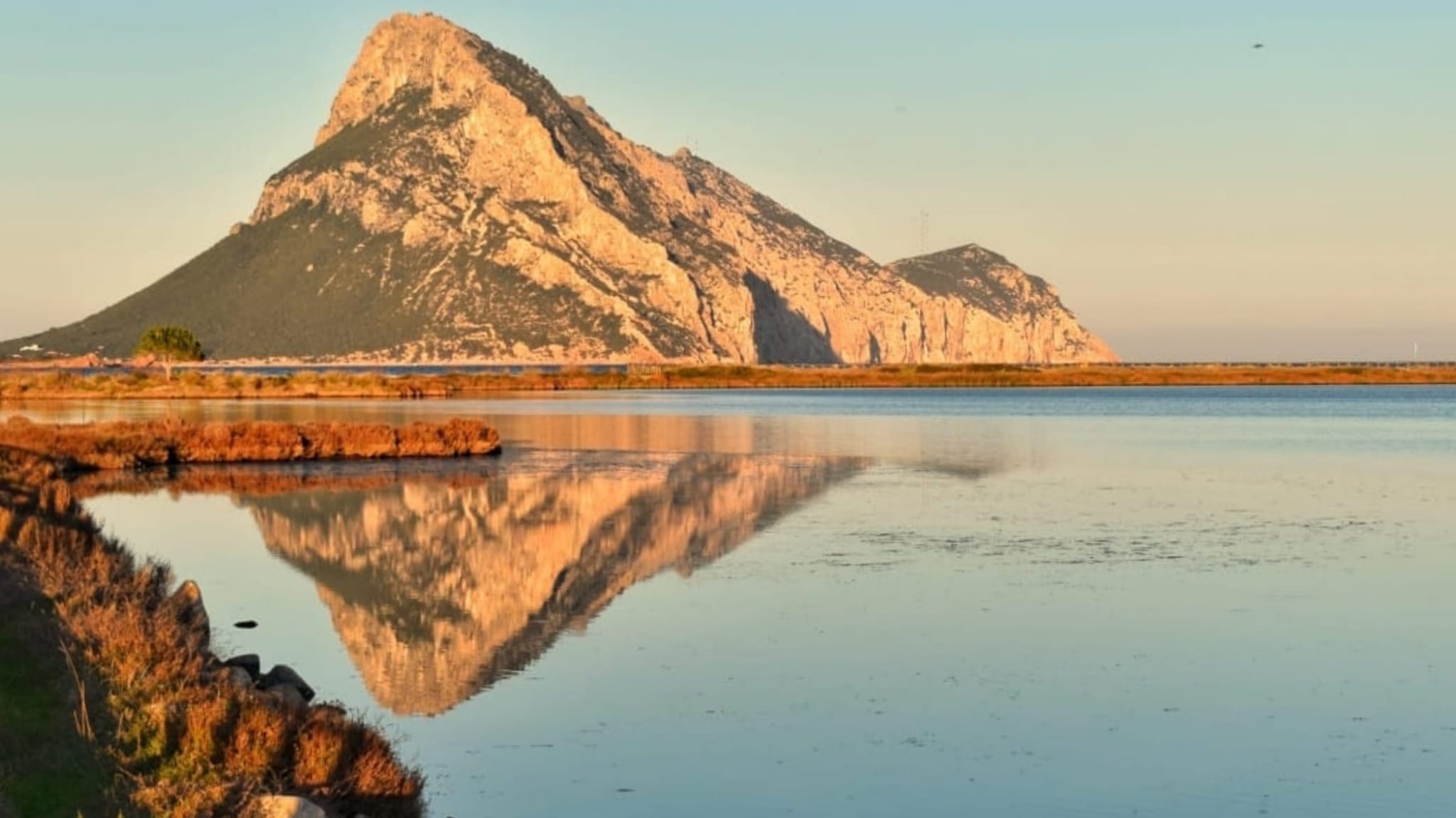 Porto Taverna, Sua Maestà Tavolara riflessa in uno specchio d'acqua