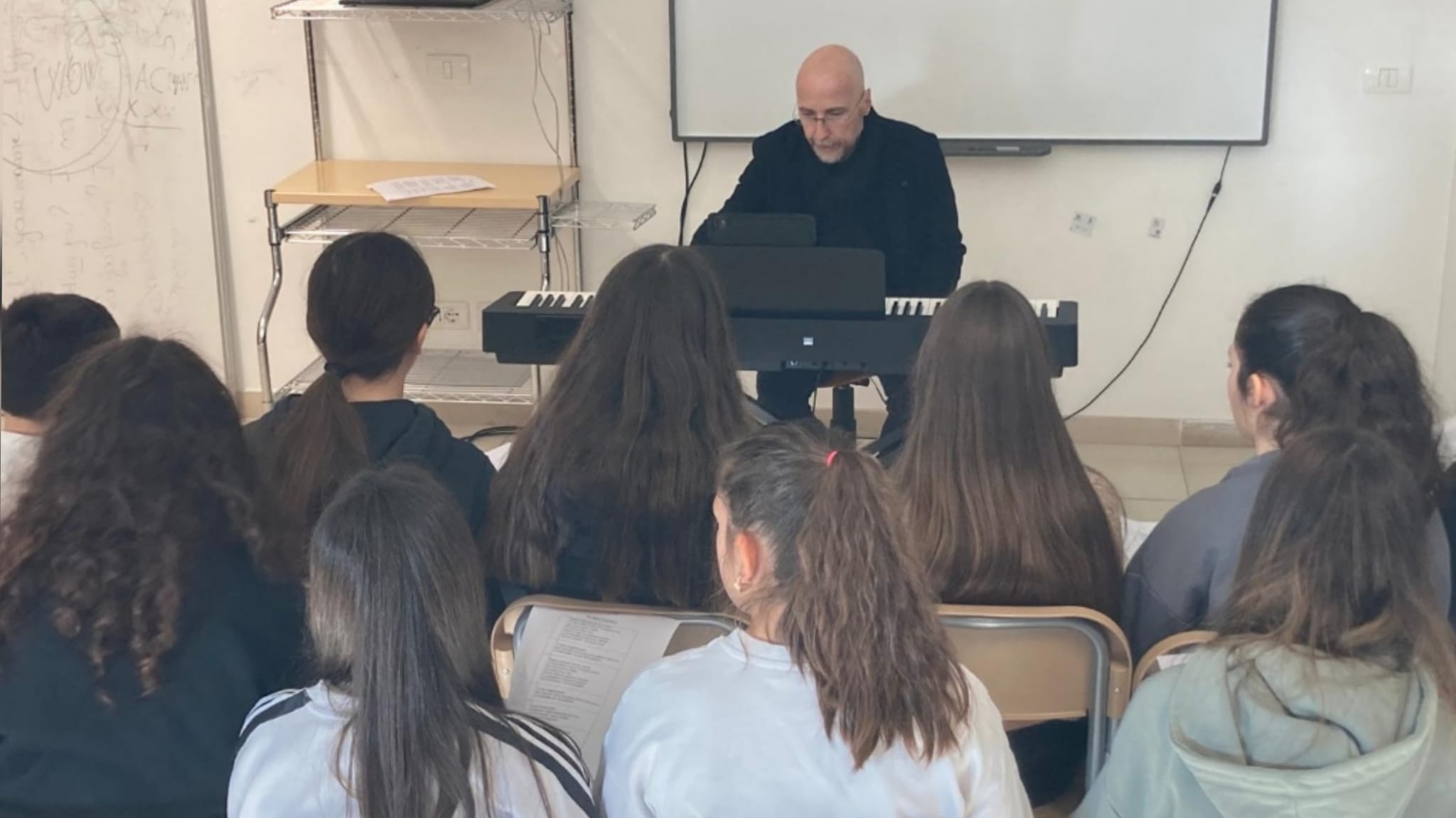 Golfo Aranci, nuovo pianoforte digitale per la scuola Armando Diaz 