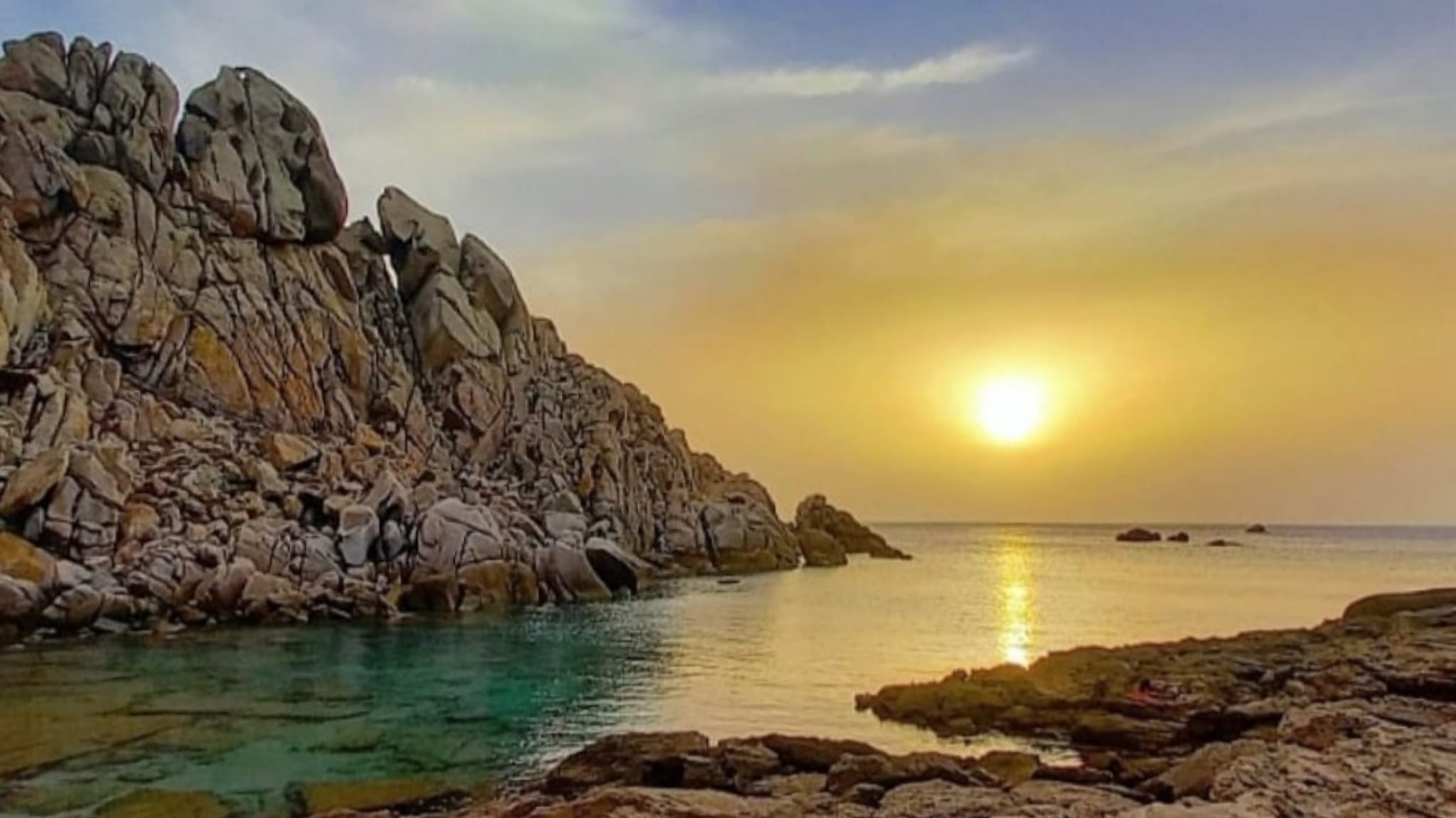 Santa Teresa di Gallura, il suggestivo tramonto di Valle della Luna