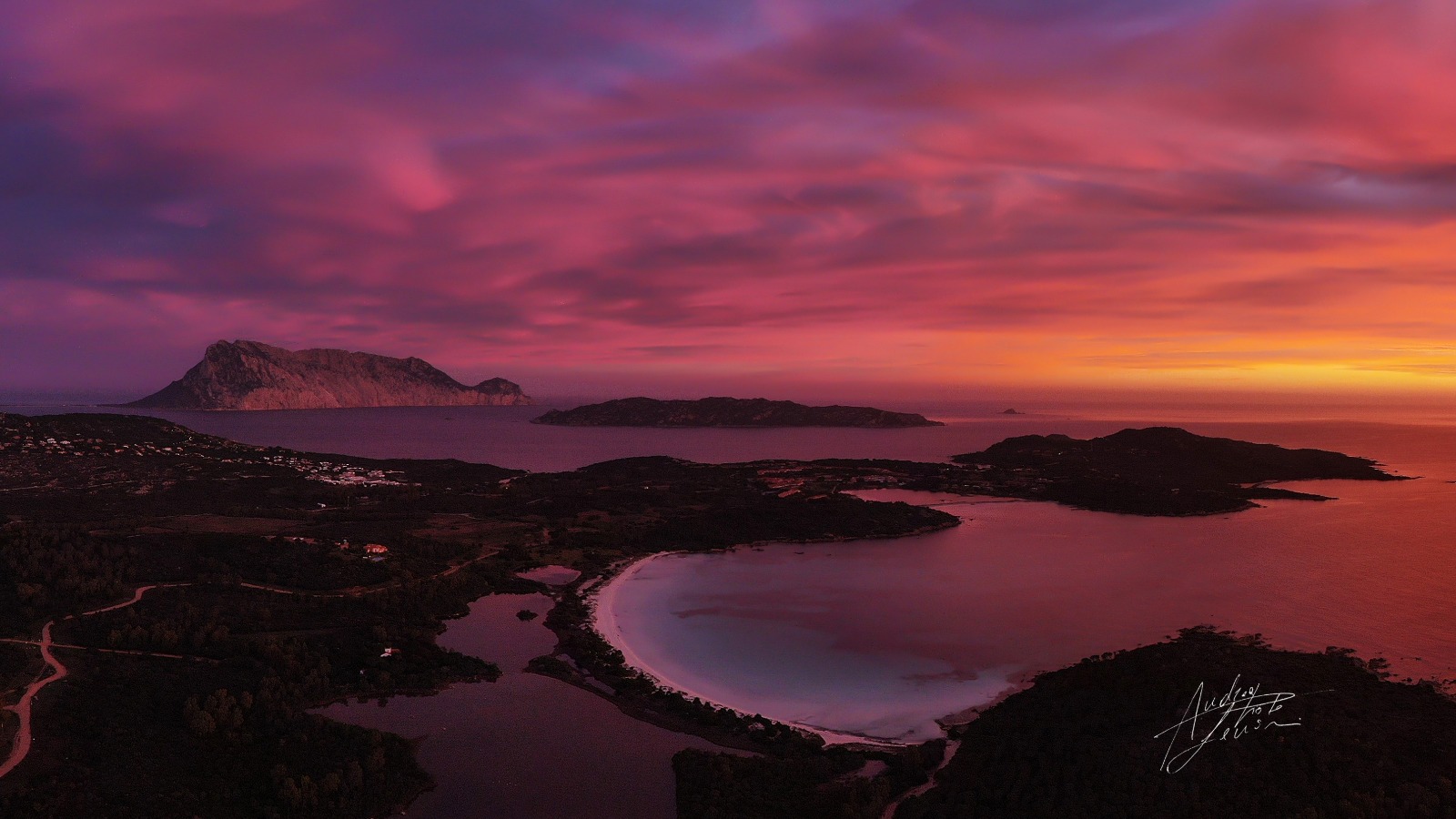 San Teodoro, un cielo infuocato al sorgere del sole