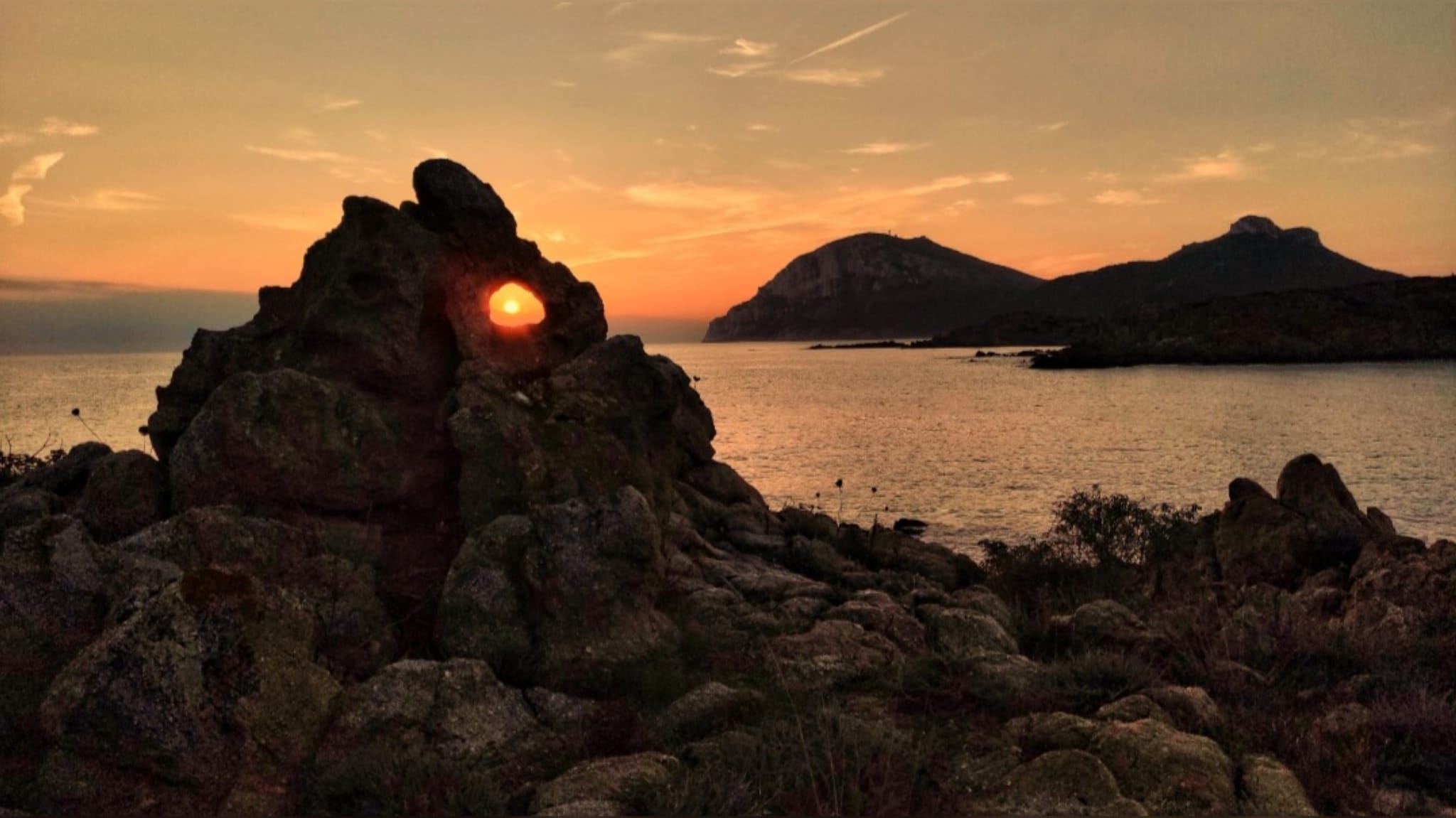 Golfo Aranci, il sole dentro la roccia