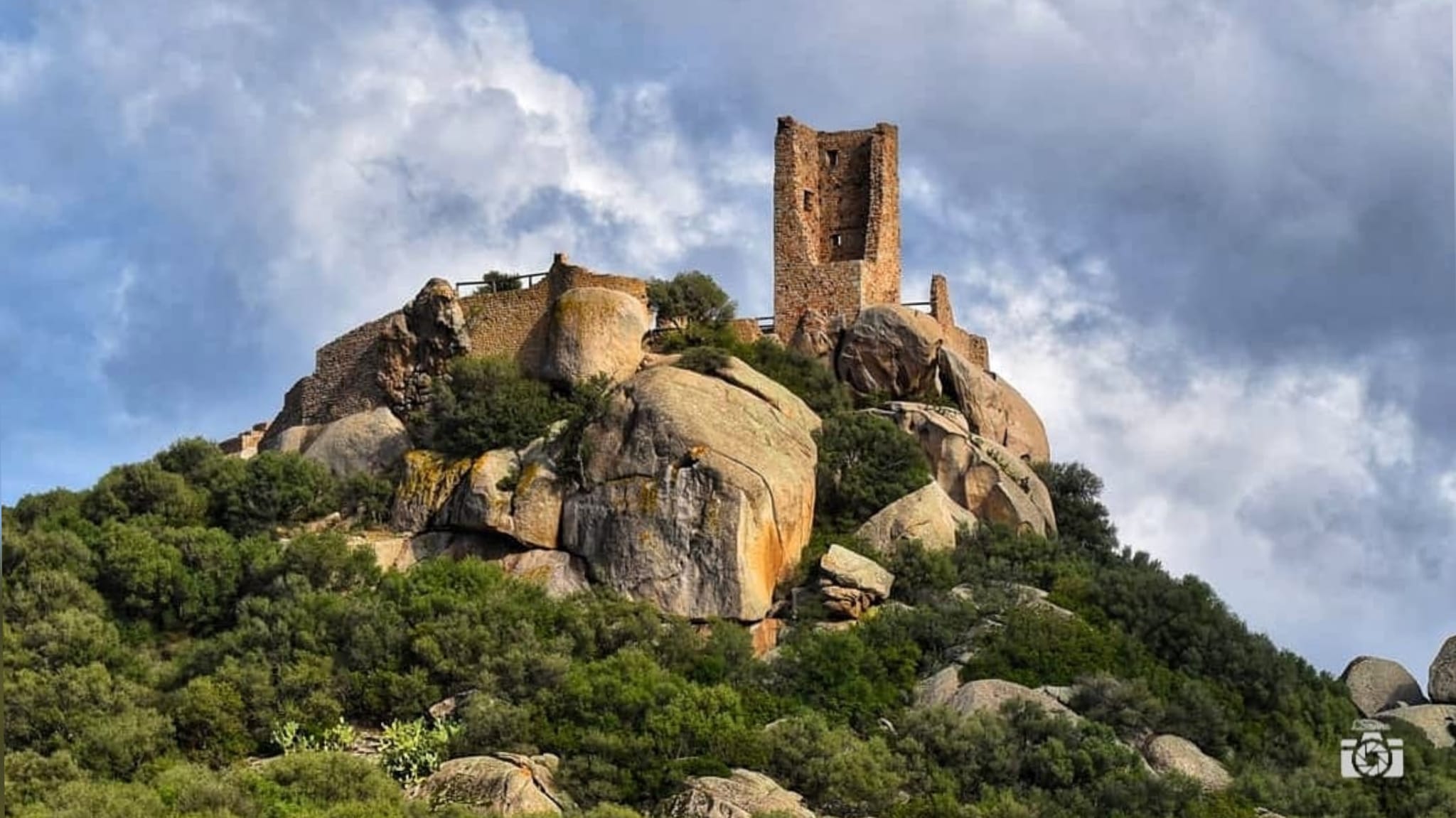 Olbia, il Castello di Pedres su uno sfondo di nuvole