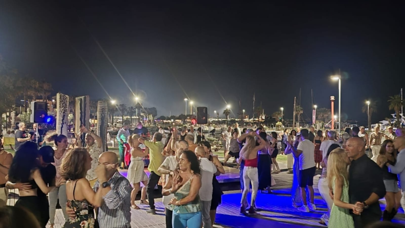 Golfo Aranci, grande successo per il venerdì caraibico sotto le stelle
