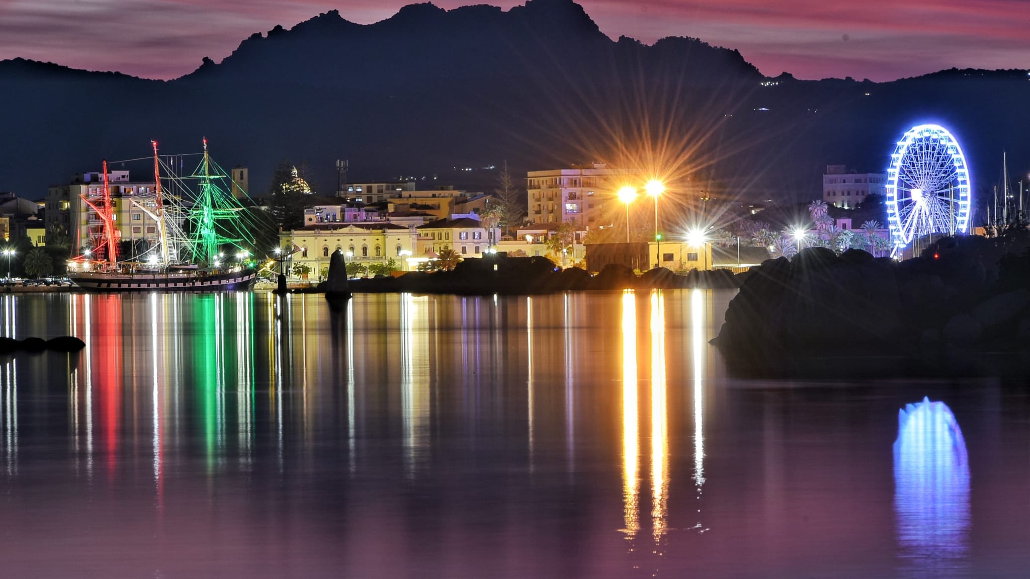 Olbia, una splendida cartolina con la Palinuro al tramonto 
