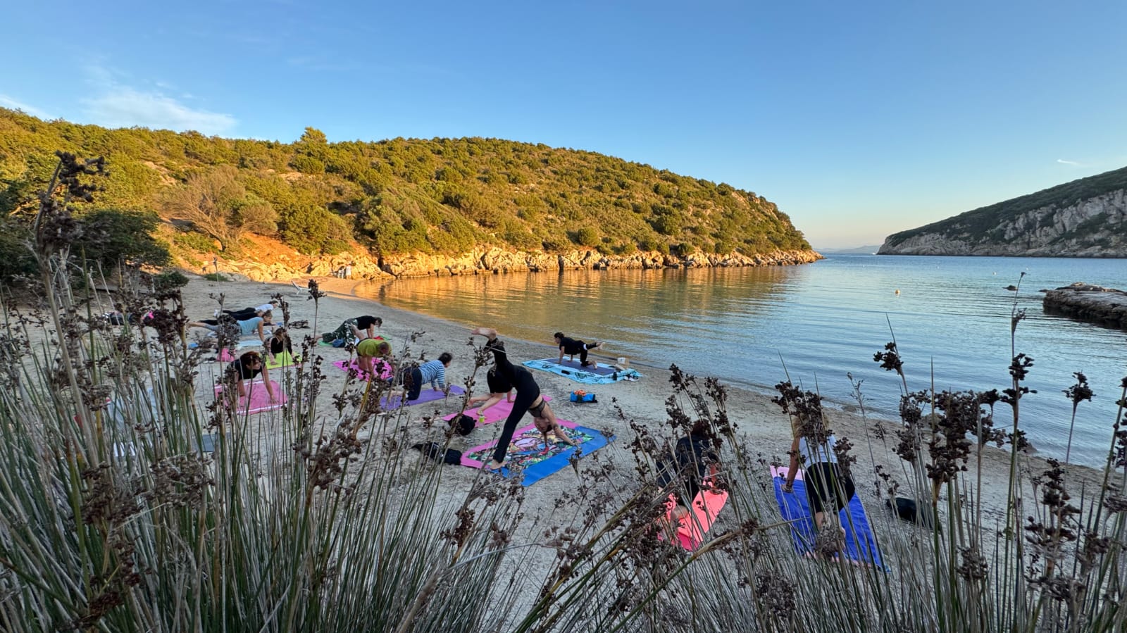 Golfo Aranci, riprende lo yoga al tramonto a Cala Moresca