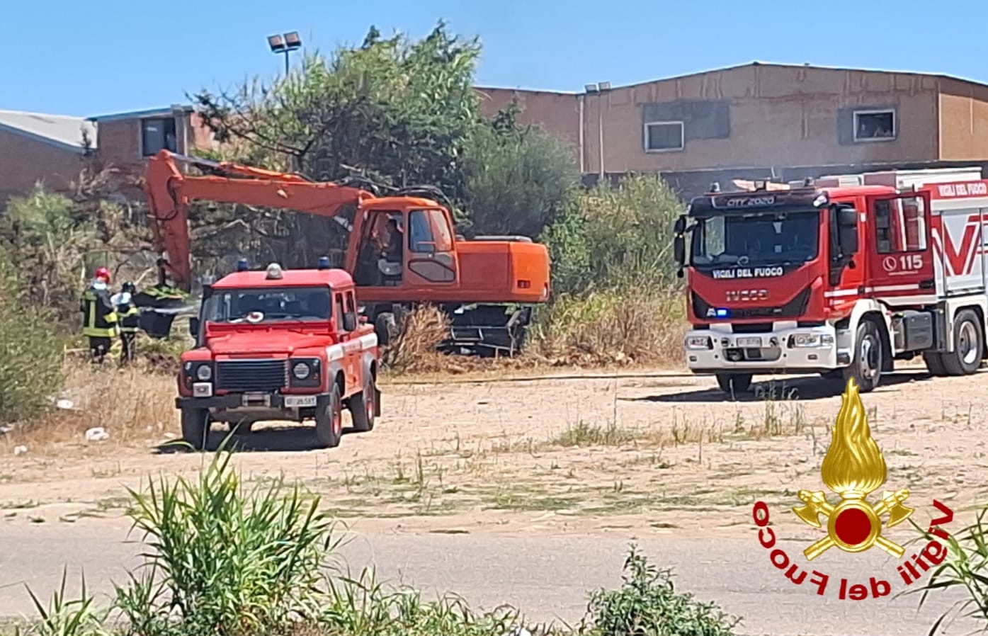 La Maddalena: le fiamme aggrediscono le sterpaglie in località Giardinelli