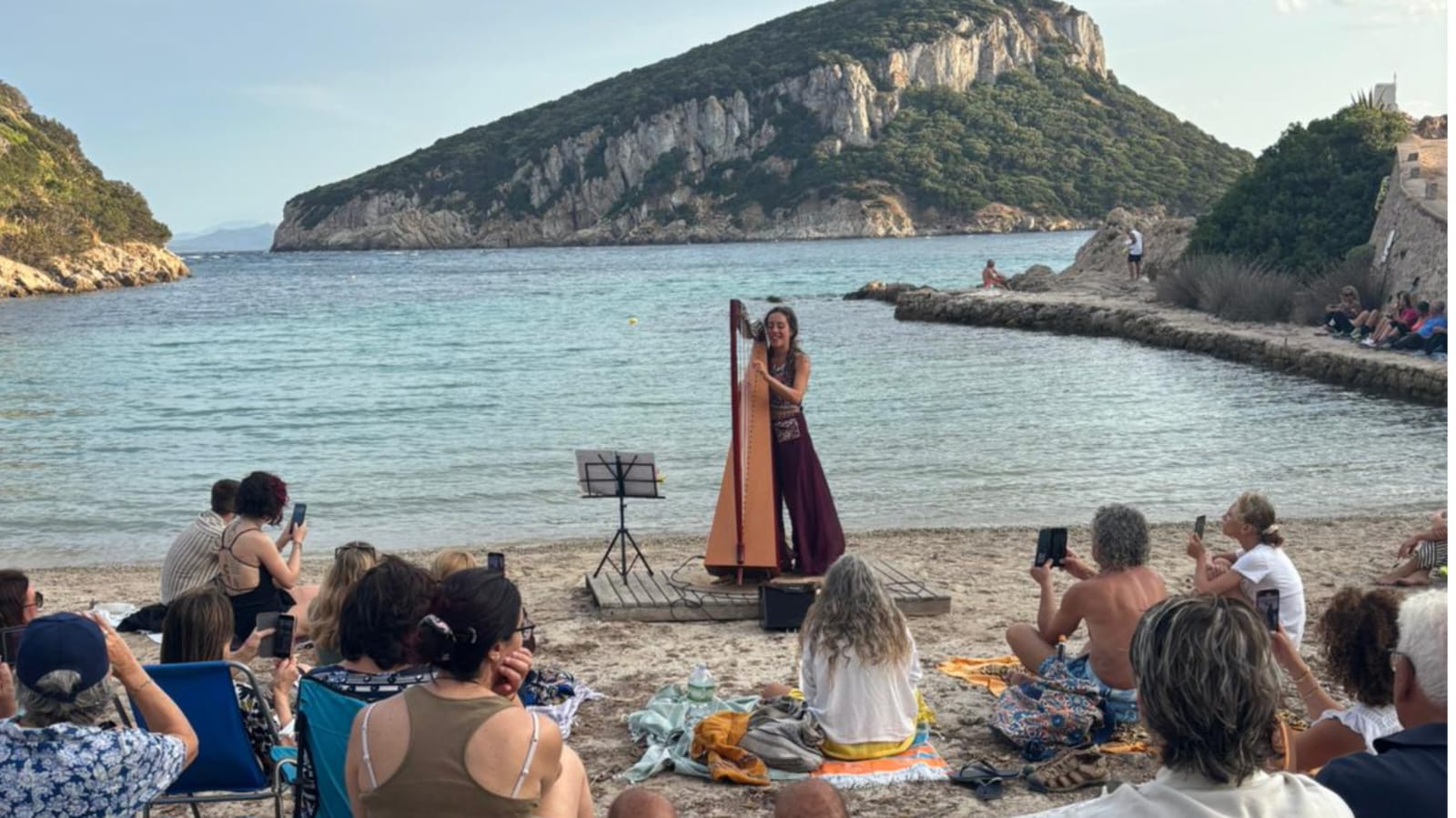 Golfo Aranci, grande successo per il concerto con l’arpa a Cala Moresca