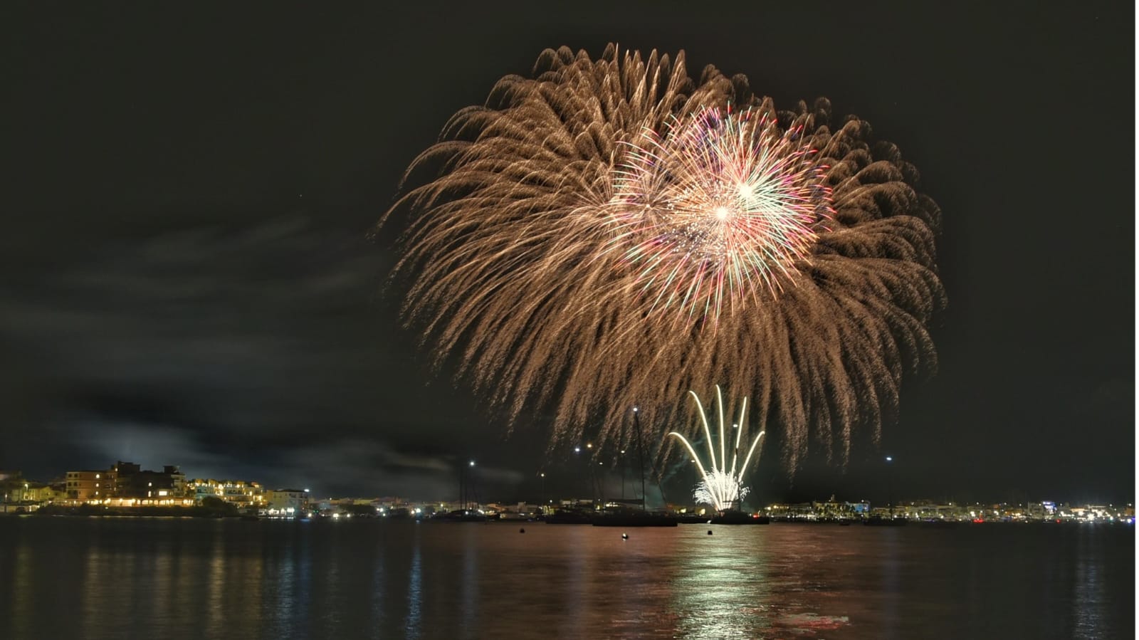 Golfo Aranci, bagno di folla per i fuochi artificiali 