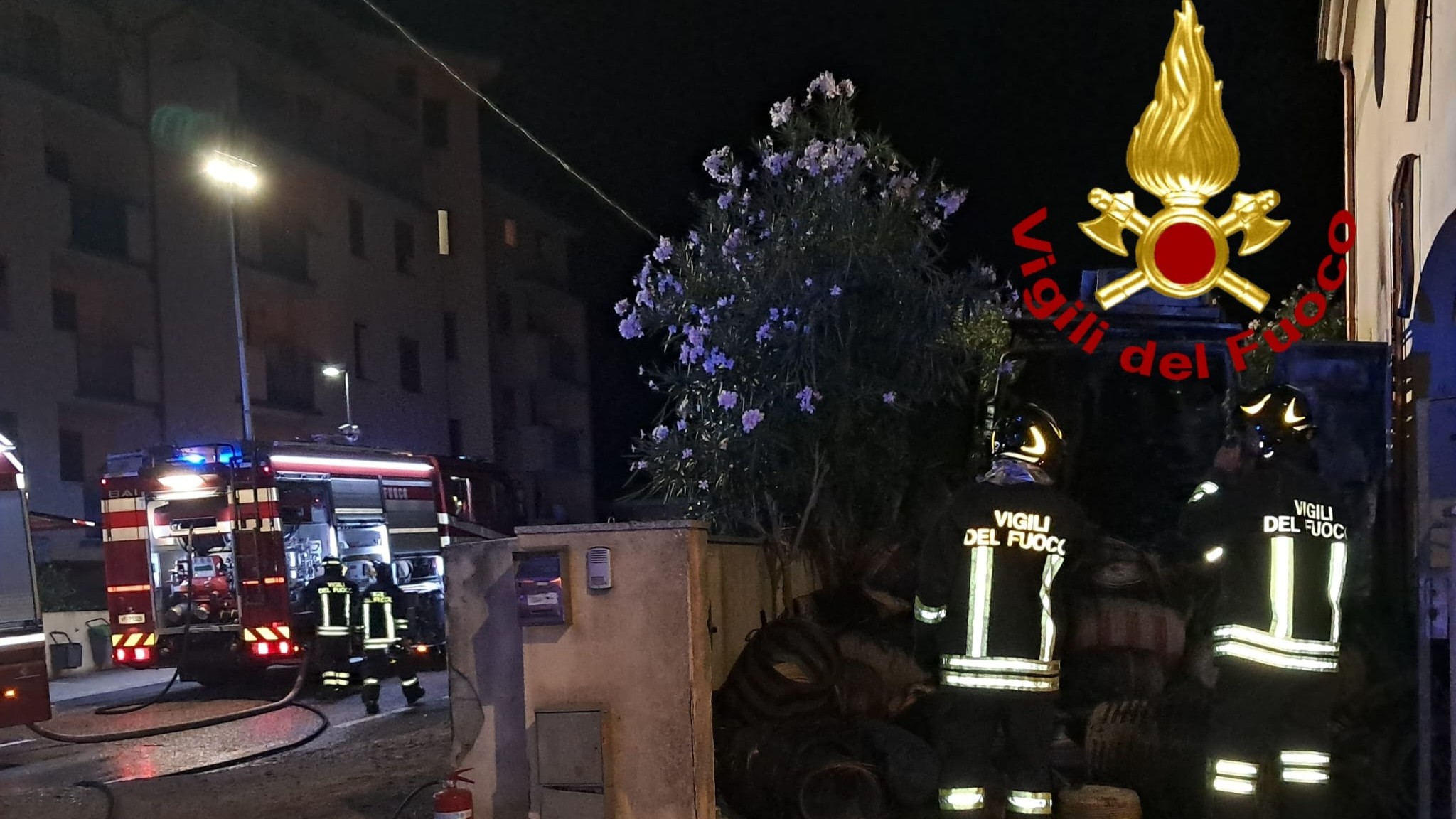 Olbia, furgone carico di cestini prende fuoco in via Umberto Nobile: donna al pronto soccorso