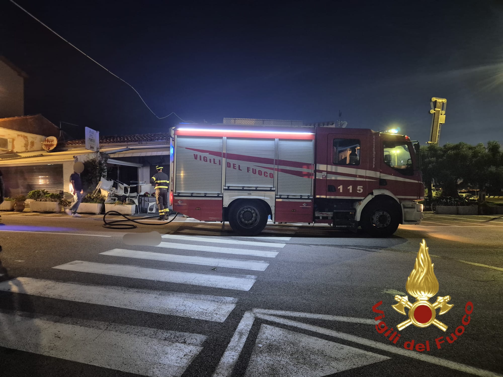 Palau: incendio distrugge un bar all'alba