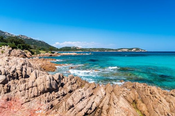 Costa Smeralda ad aprile: vento, fioriture e cieli tersi