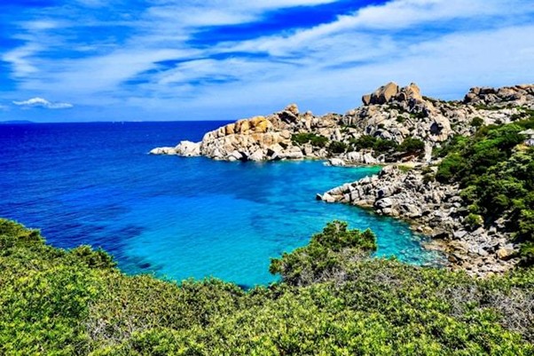 Sardegna, viaggio tra spiagge, natura e soggiorni organizzati per l’estate