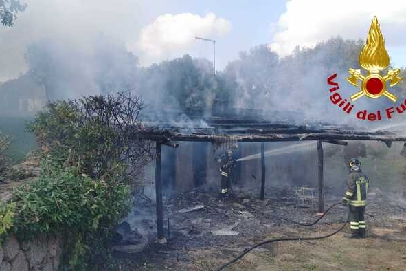 Arzachena, fiamme in una villa: in azione i Vigili del fuoco