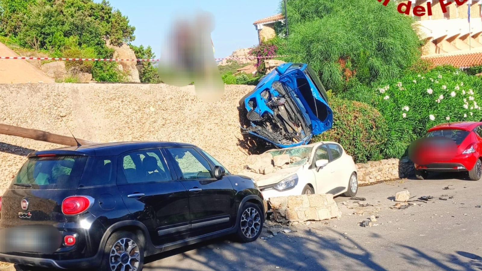 Baja Sardinia: con l'auto sul muretto e sopra altre auto