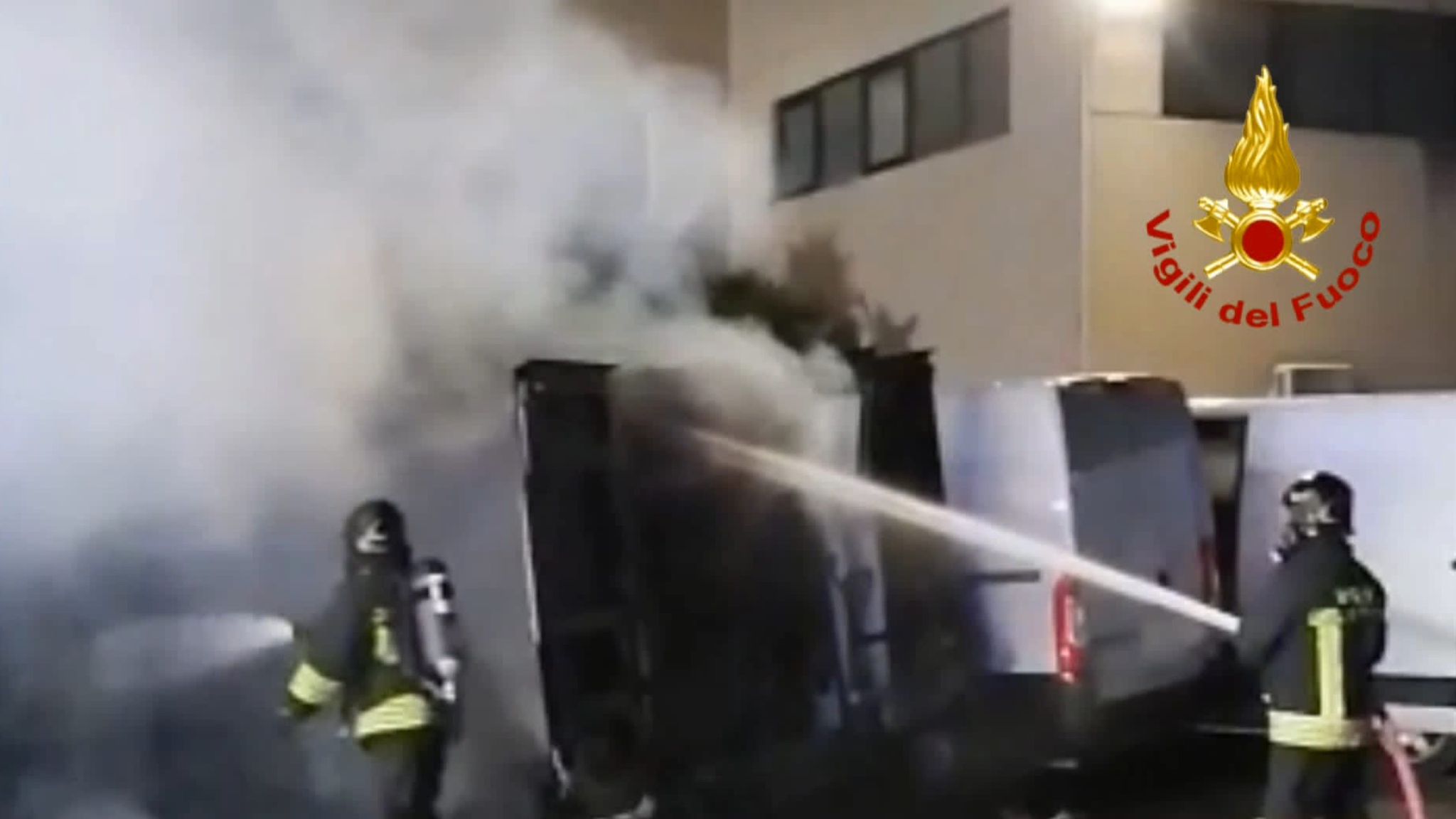 Incendio nella notte: distrutti diversi furgoni