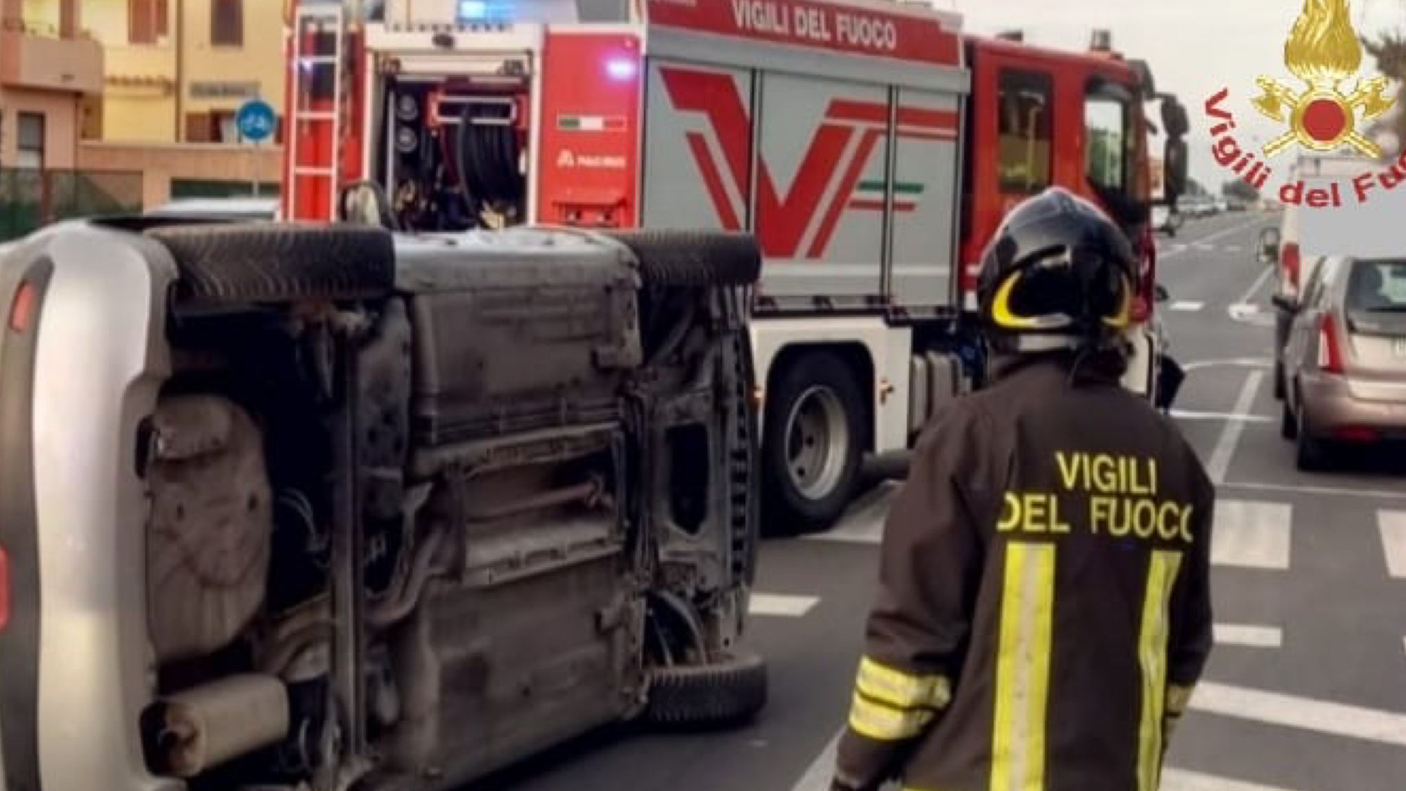 Auto si ribalta: all'interno due persone