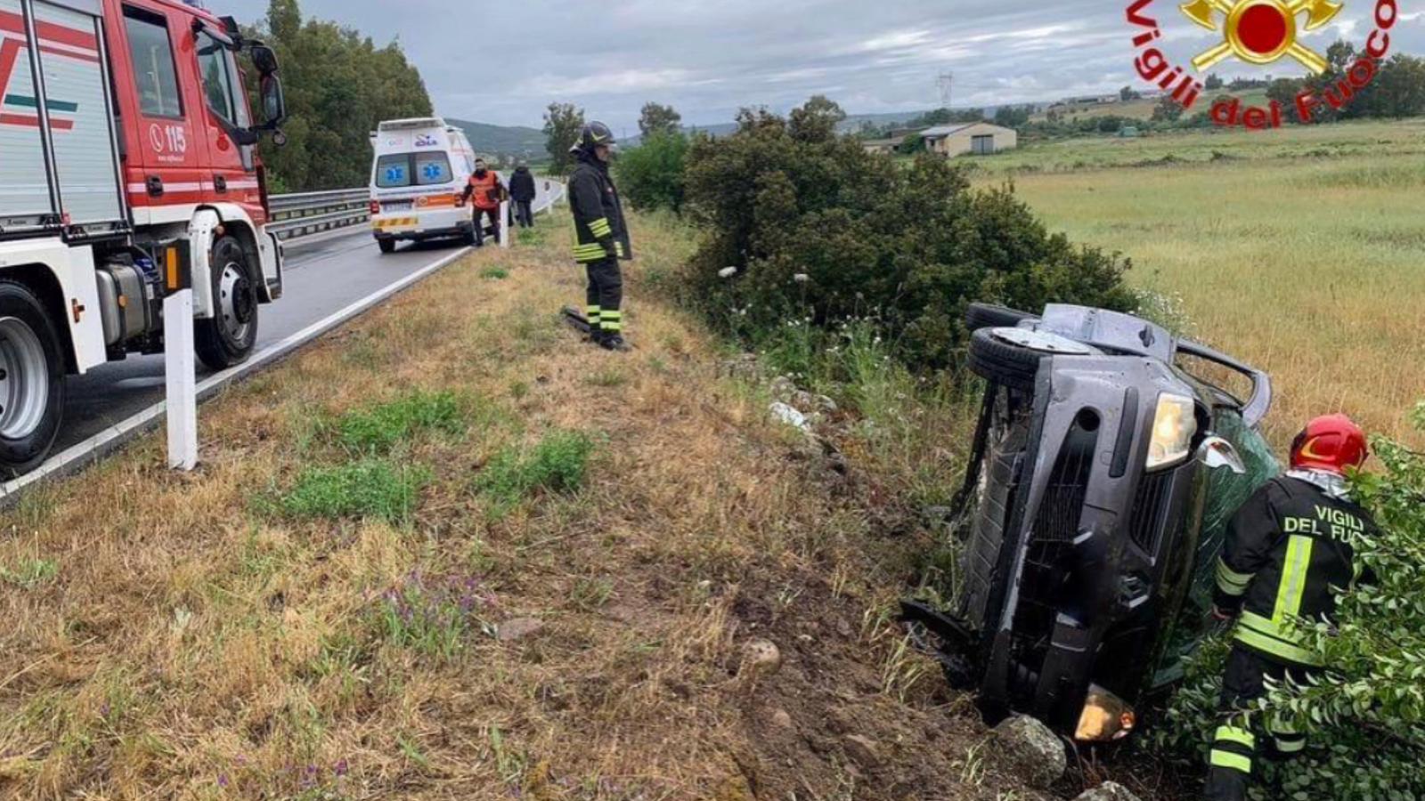 Auto fuori strada: marito e moglie in ospedale