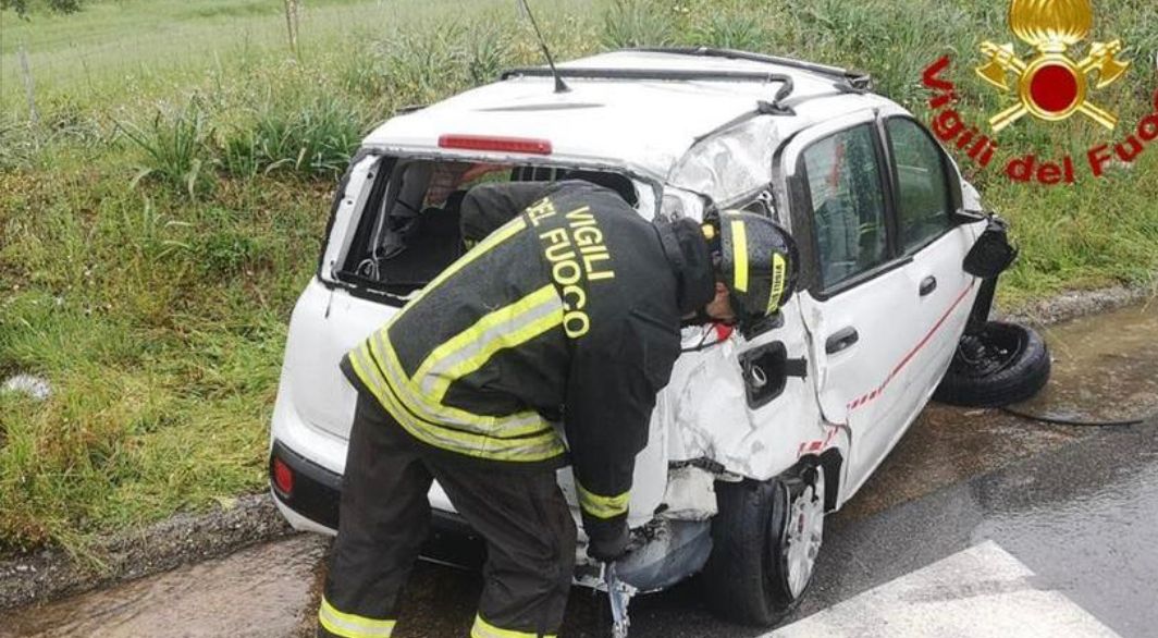 Auto fuori strada: giovane in ospedale