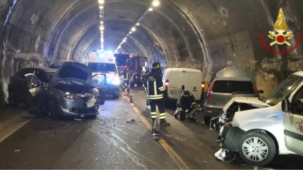 Tamponamento in galleria: quattro feriti