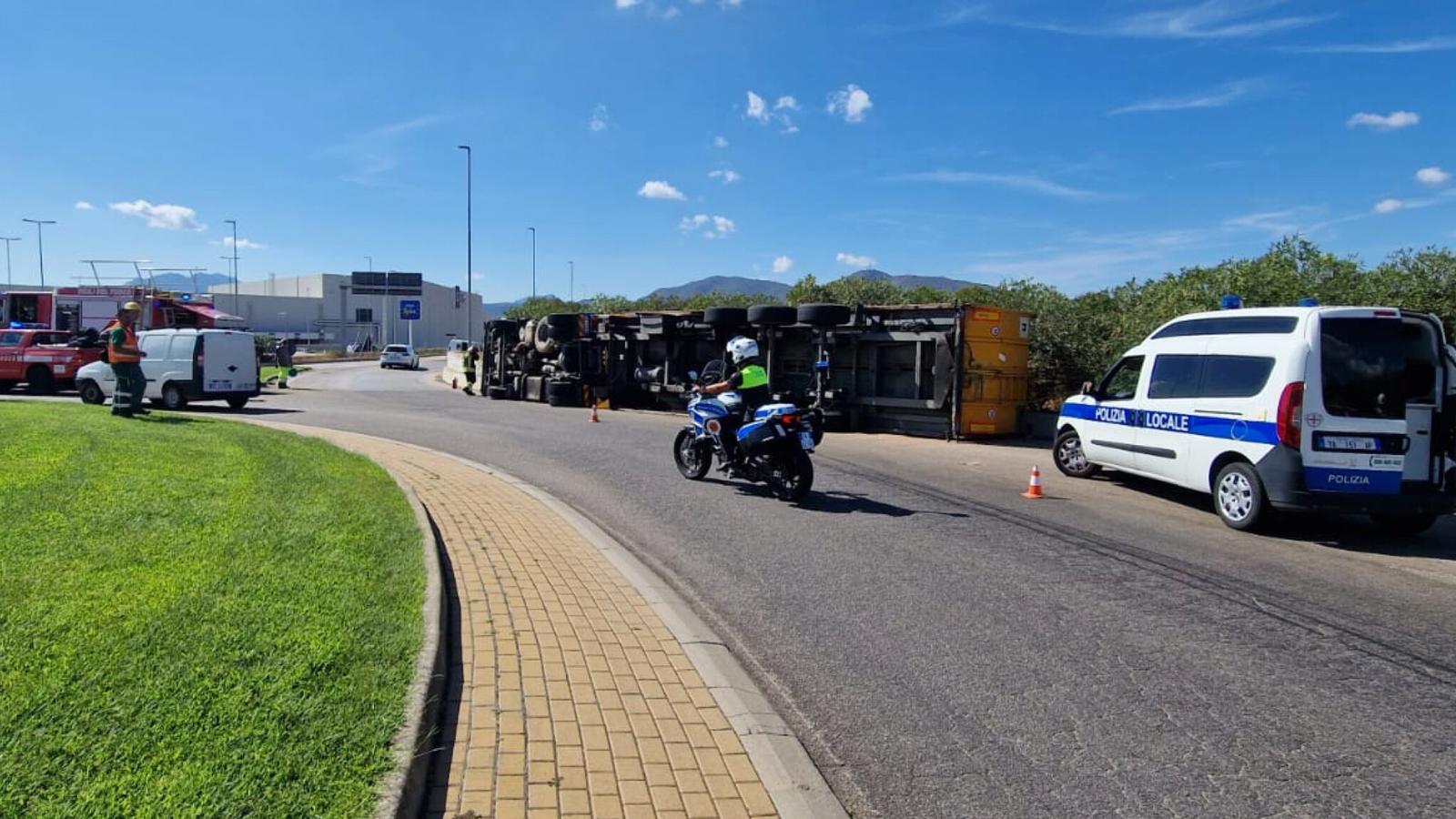 Olbia: compattatore si ribalta in rotatoria