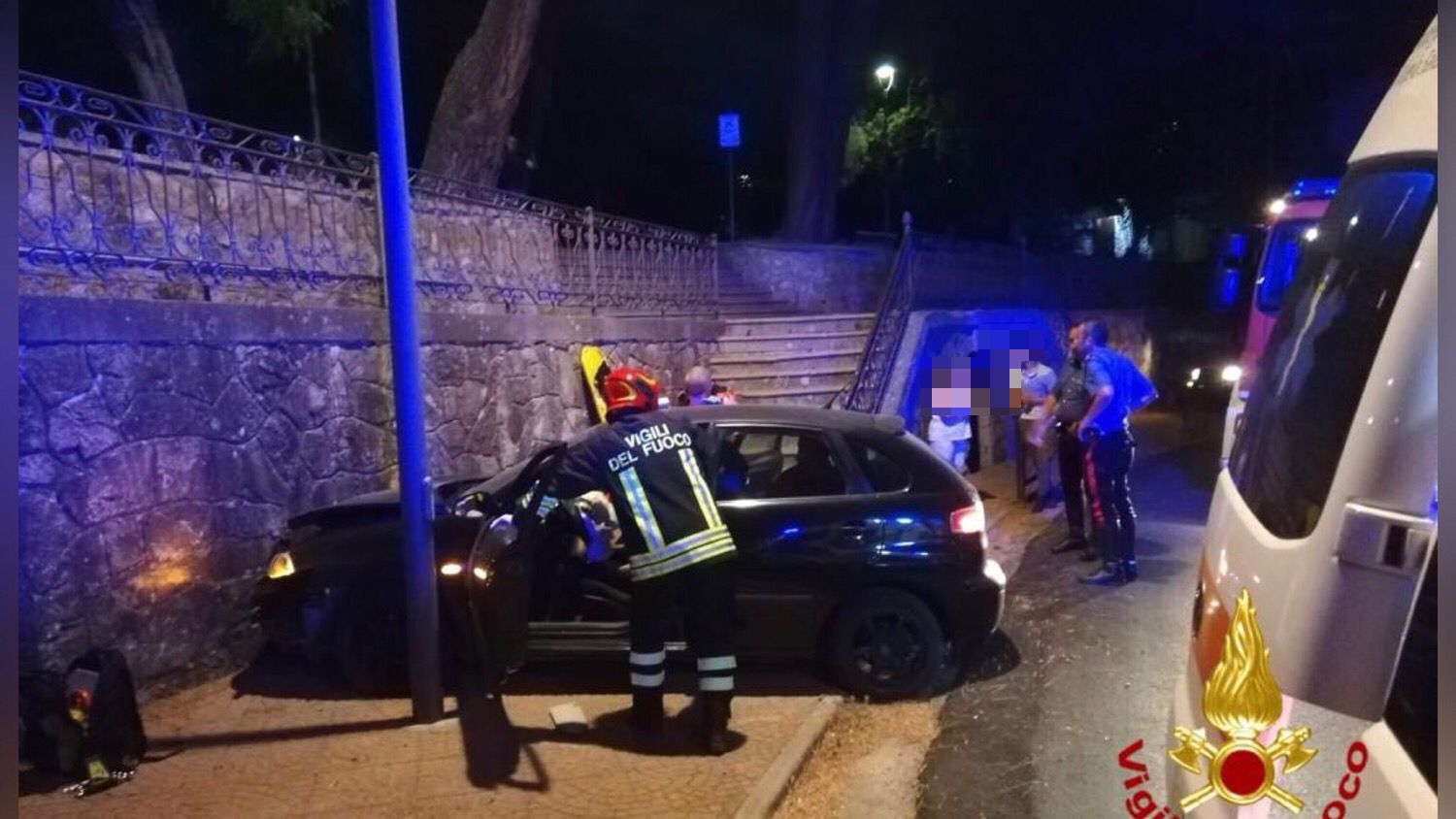 Nord Sardegna, auto contro muro: due giovani soccorsi