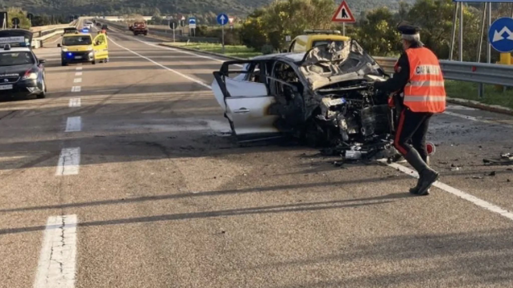 Auto prima contro guardrail poi in fiamme: all'interno una famiglia