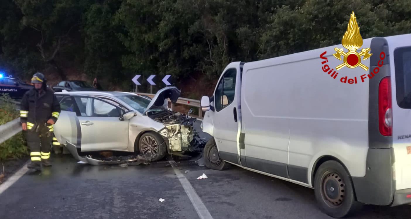 Siniscola, frontale sulla ss 125: tre feriti all'ospedale di Olbia