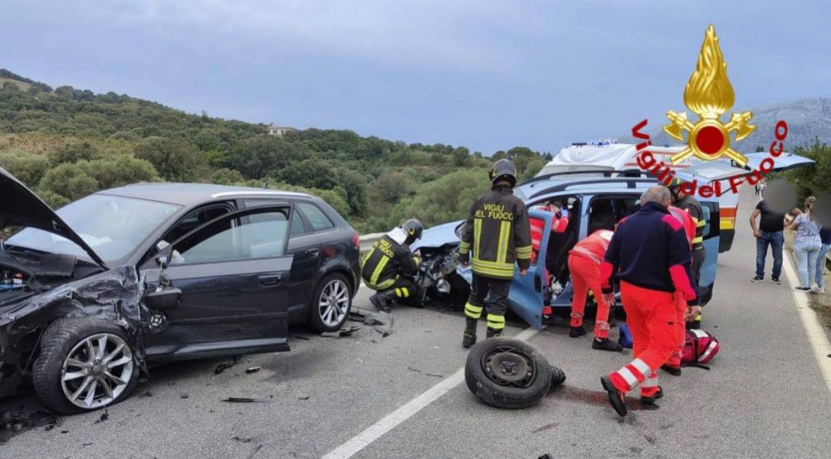 Siniscola, frontale tra auto: quattro persone in ospedale