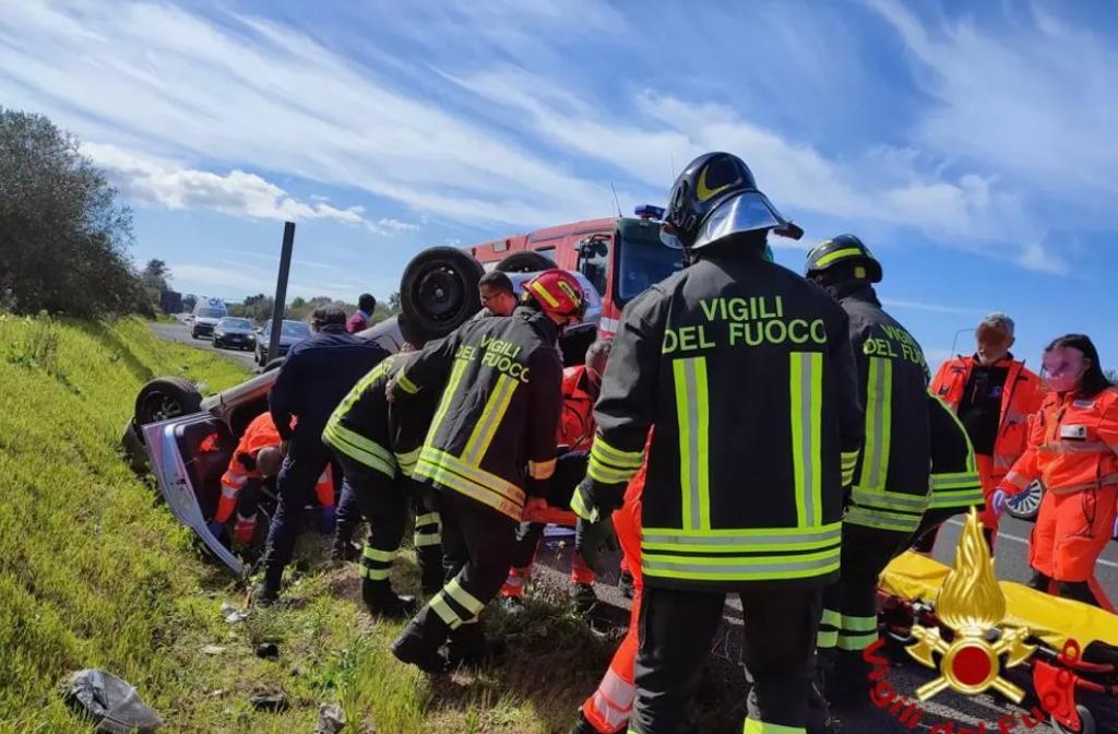 Nord Sardegna, auto si ribalta: un ferito