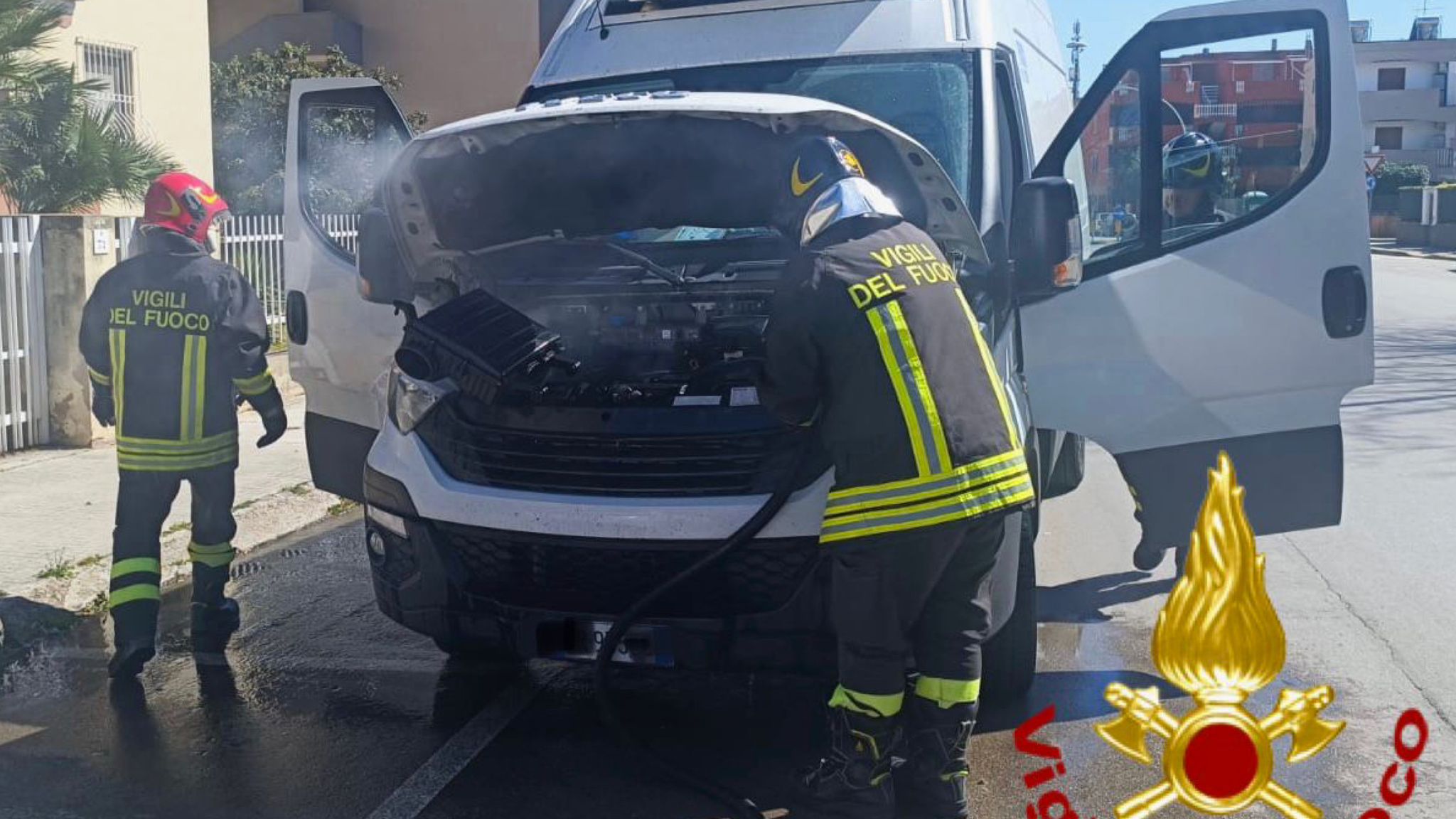 Nord Sardegna, furgone in fiamme: fondamentale l'arrivo dei vvf
