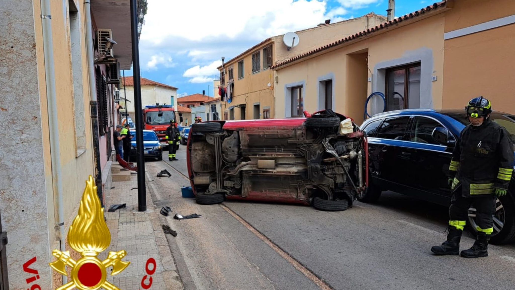 Olbia, auto contro mezzi in sosta e si ribalta: ferita la conducente