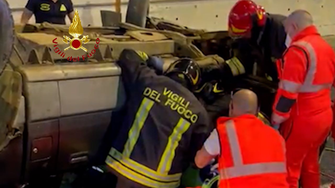 Scontro tra auto: due feriti