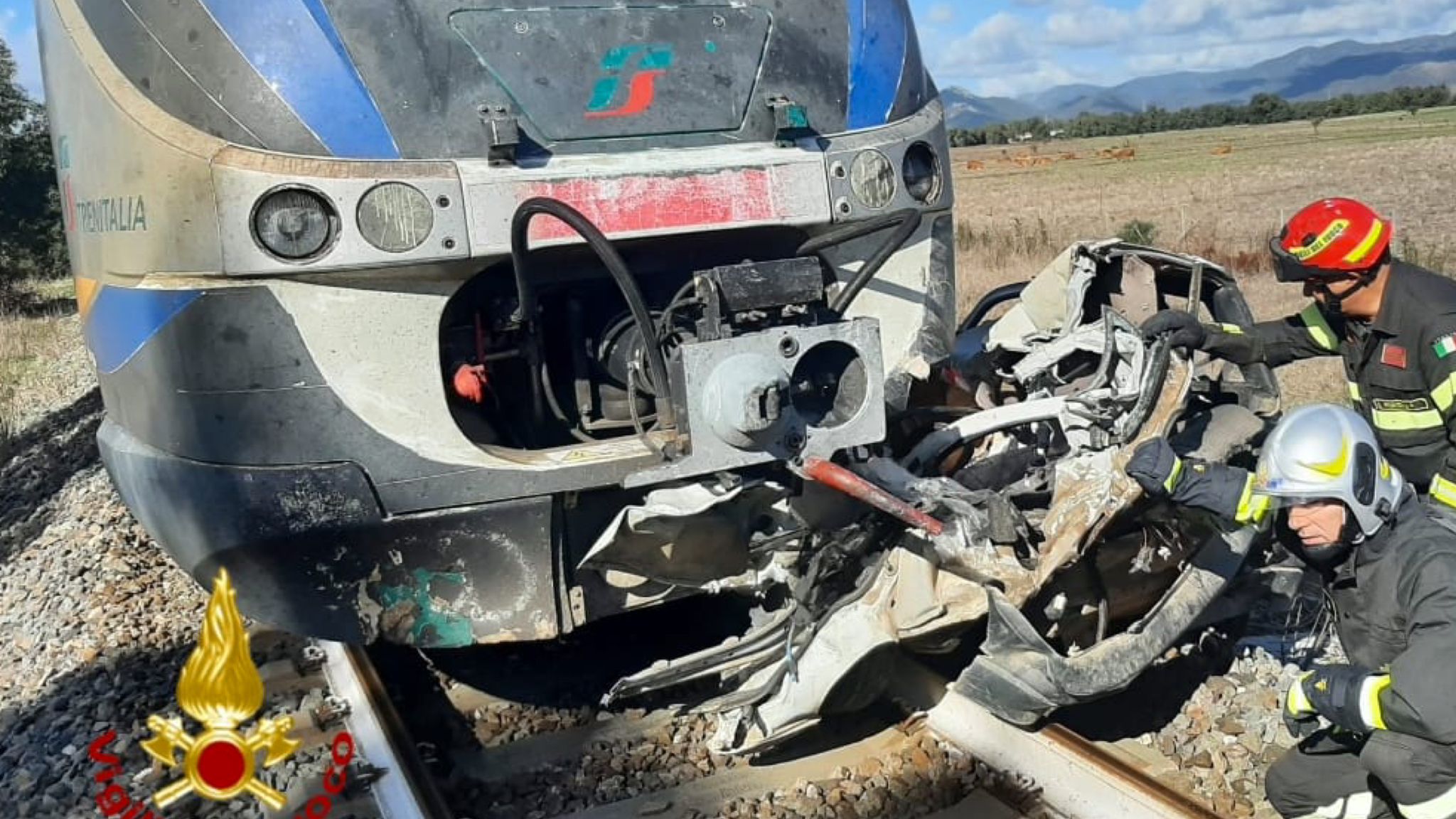 Auto travolta da un treno: illesi i passeggeri