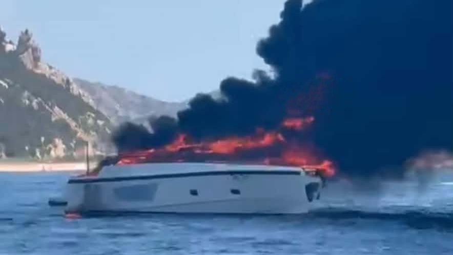 Paura davanti a Tavolara, yacht avvolto dalle fiamme alla 
