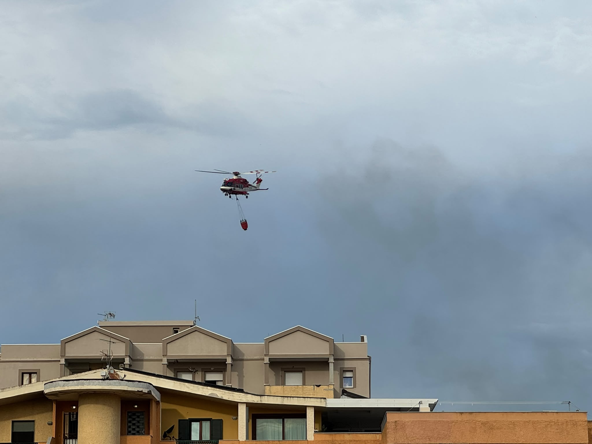 Olbia, incendio nella zona dell’IPIA: strade chiuse per consentire i soccorsi