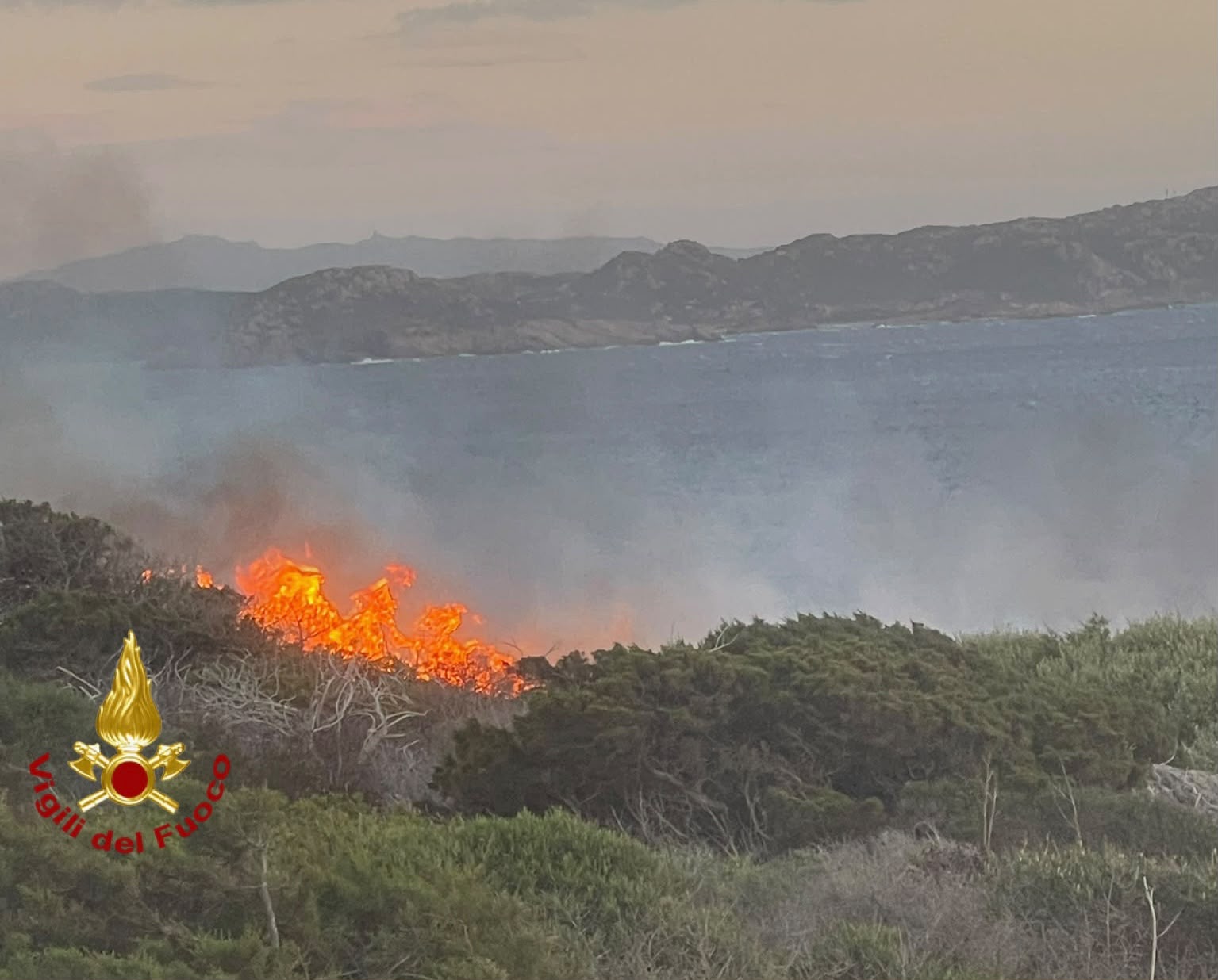 Incendio sull’isola di Santa Maria, Canadair in azione: Vigili del fuoco sbarcati via mare 