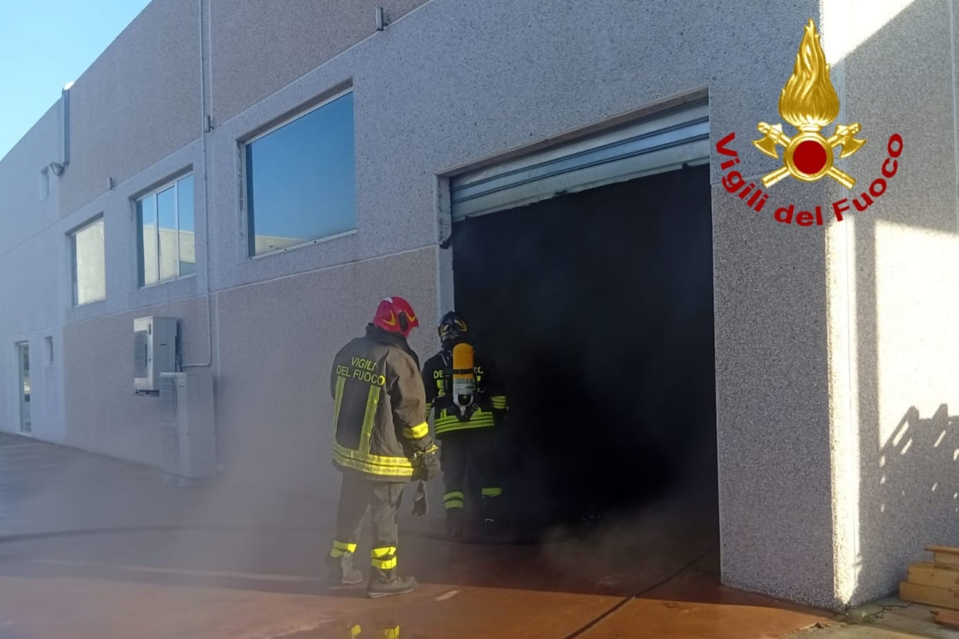 Arzachena, incendio in un capannone in via del Lavoro: evitati danni maggiori