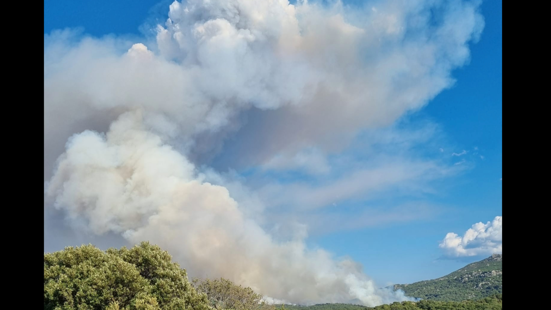 Calangianus, grosso incendio in corso: 4 elicotteri e 2 canadair in azione