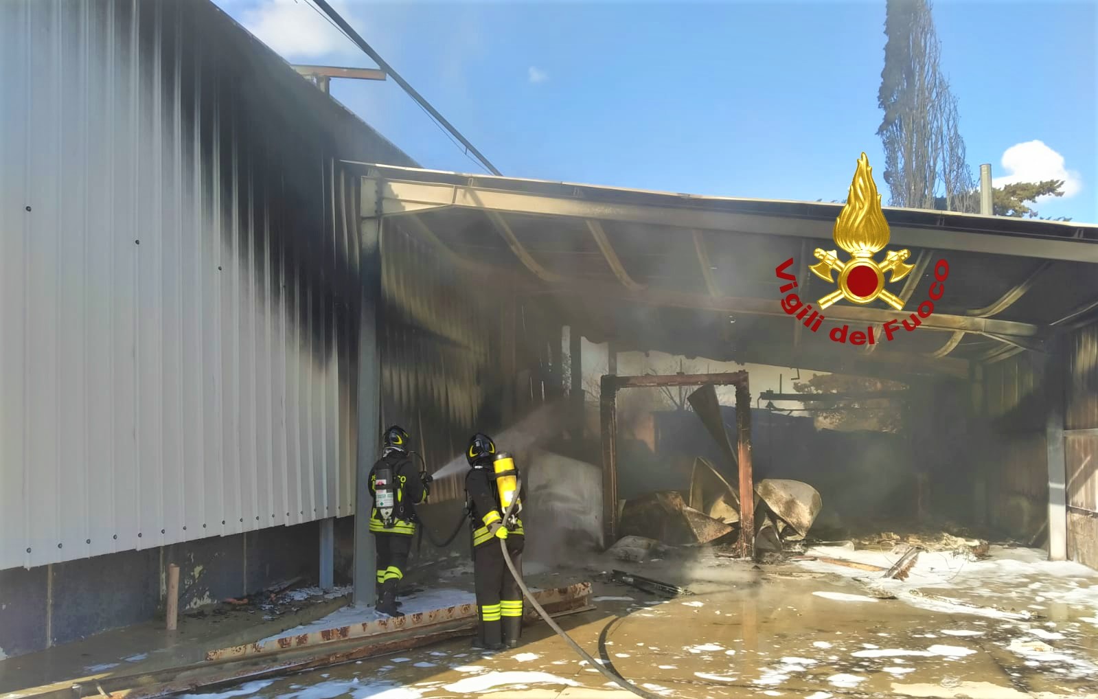 Celle frigorifero prendono fuoco: in fiamme capannone industriale