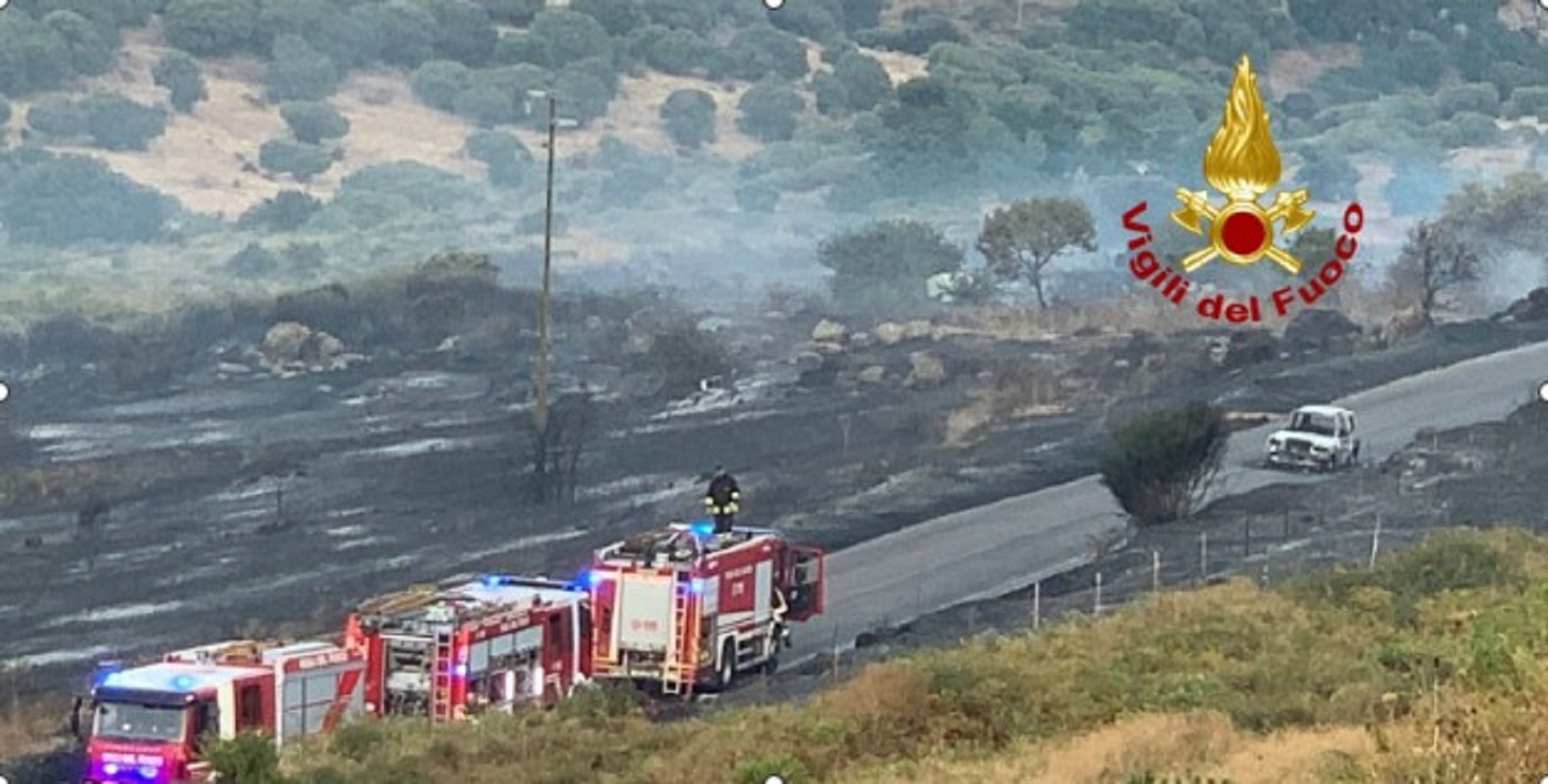 A fuoco diversi ettari di macchia meditteranea: 4 elicotteri in volo