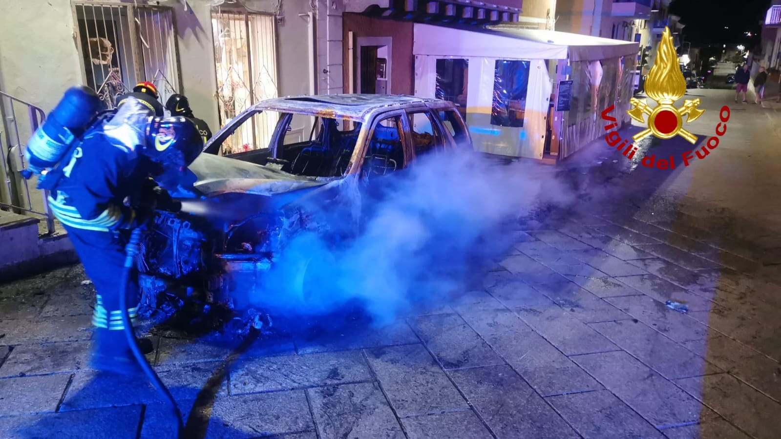 Auto in fiamme a Santa Teresa di Gallura: intervento dei vigili del fuoco