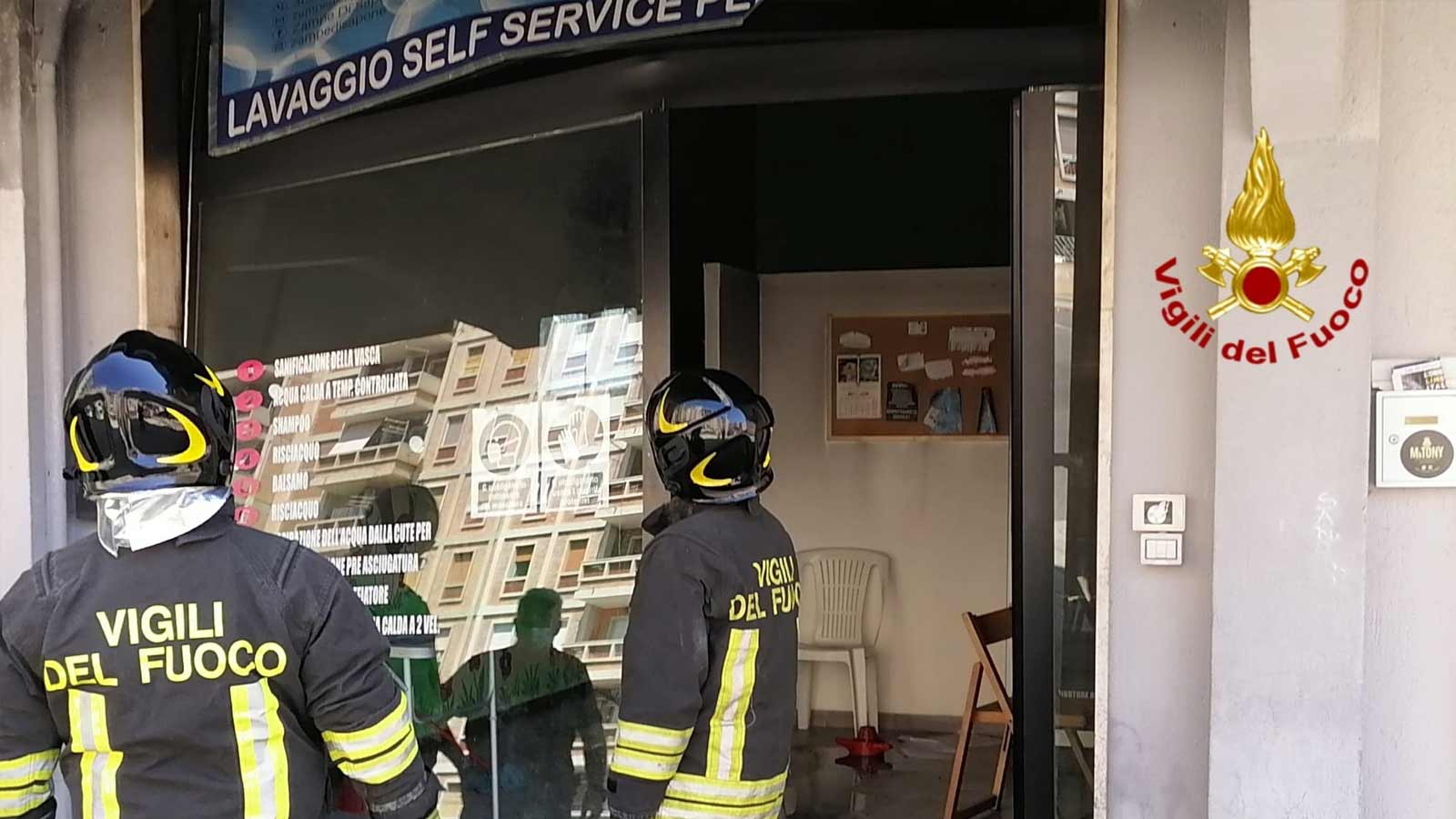 Prima lo scoppio, poi l'incendio: Vigili del fuoco salvano tolettatura