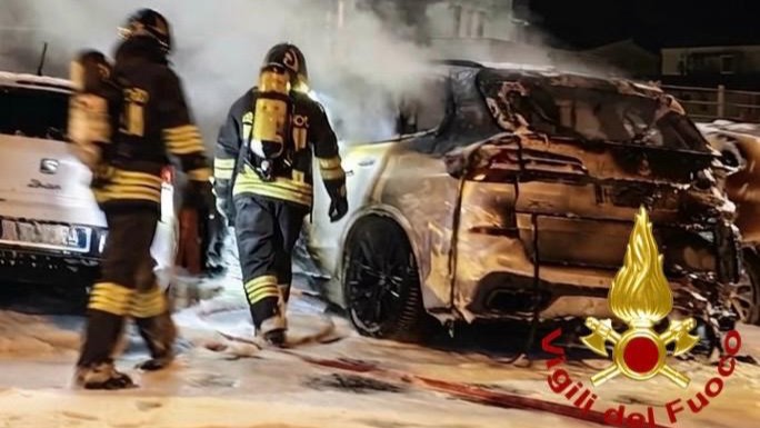 Olbia, tre auto in fiamme nella notte: evitato il peggio