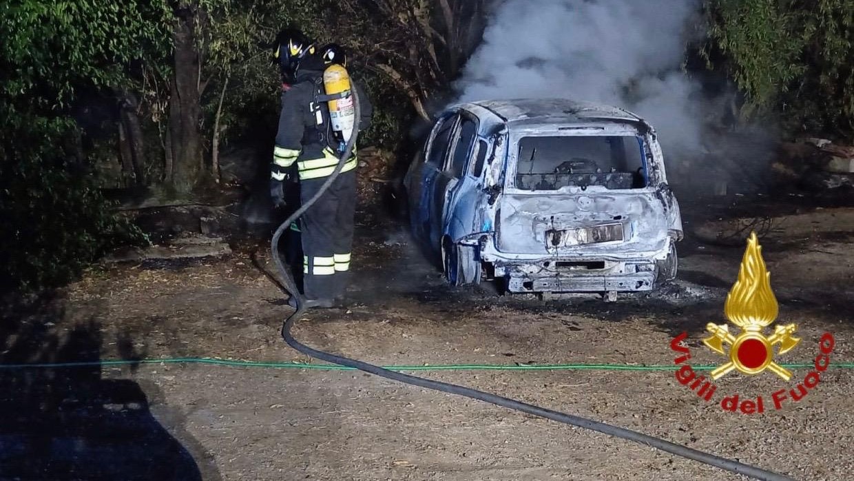 Valledoria, auto ibrida in fiamme nella notte: intervento dei Vigili del fuoco
