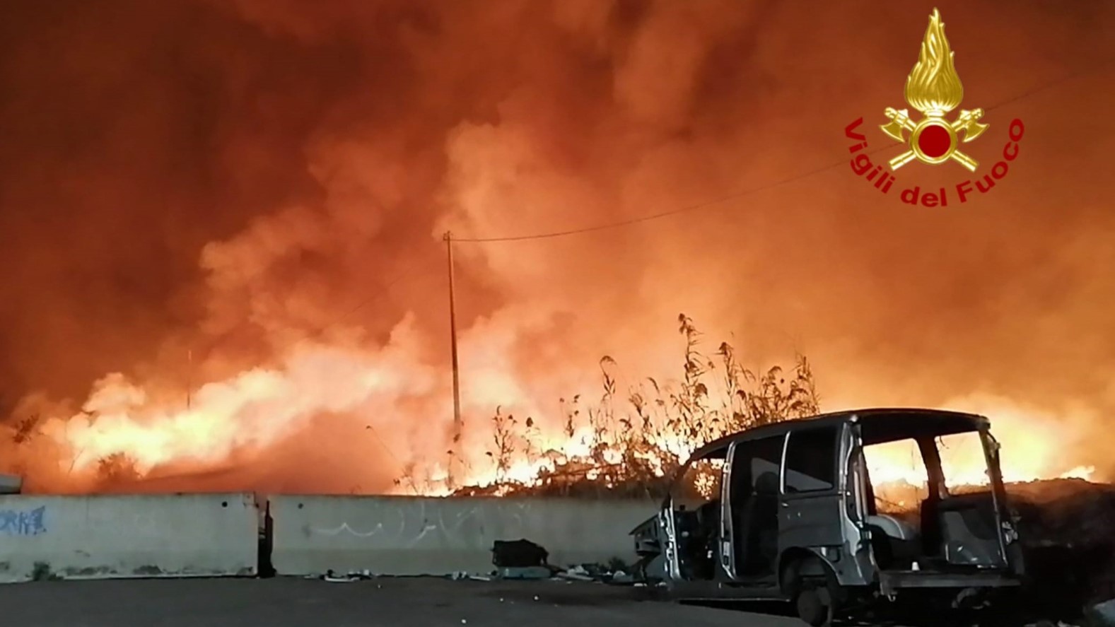 Maxi incendio dopo sgombero baraccopoli di Cagliari: è doloso